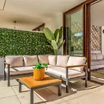 Vivi Homes - Apollo Luxury, Pool, Gym & Apartman *