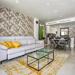 Apartman Vivi Homes - Apollo Luxury, Pool, Gym & *