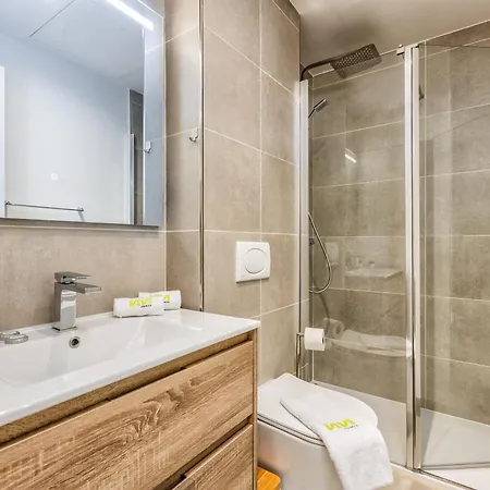 Vivi Homes - Apollo Luxury, Pool, Gym & Apartman *